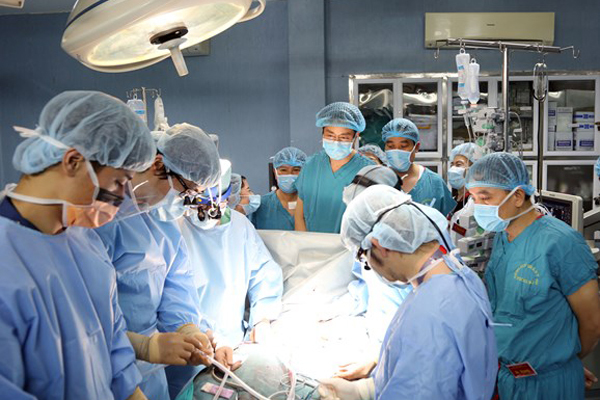 Phi công người Anh rất nguy kịch, hội chẩn liên viện để ghép phổi