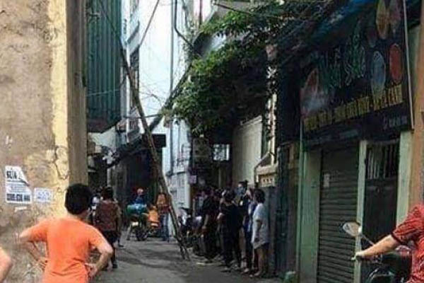Thi thể người đàn ông bốc mùi trong căn nhà khoá cửa ở Hà Nội