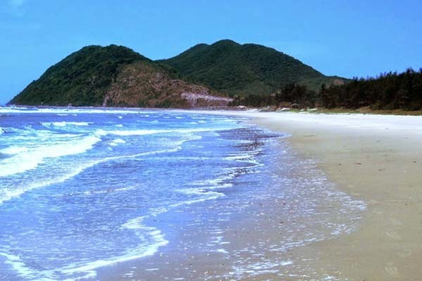 Chị em, bác cháu chết đuối khi tắm biển, bơi mương
