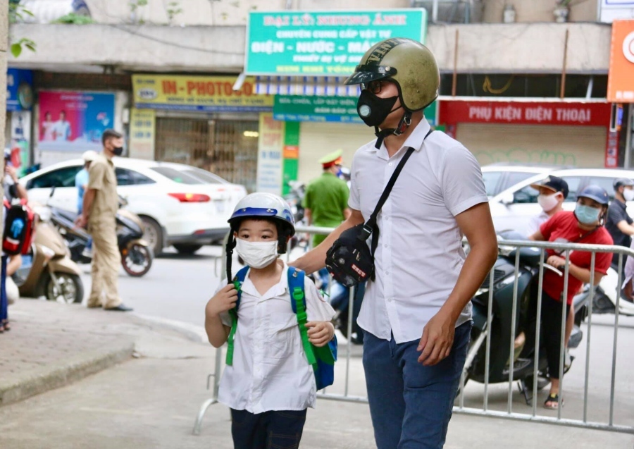 Trẻ bật dậy sớm ngày tựu trường lần 2, phụ huynh vui như 