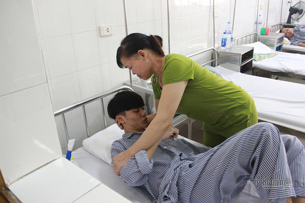 Xót cảnh goá phụ ung thư nén nỗi đau riêng chăm con trai bệnh nặng