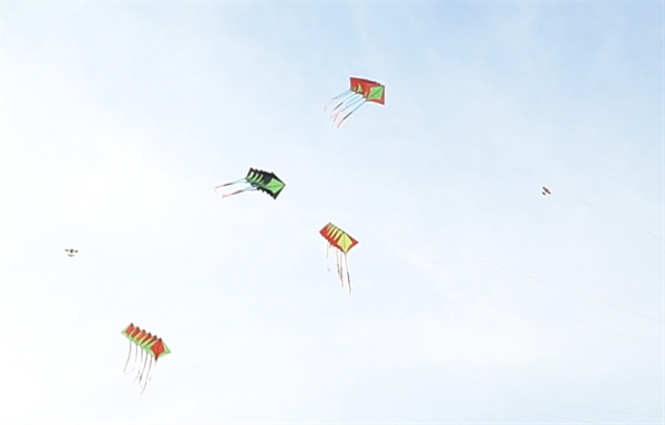 Multi-tasker: HCM City man can fly four kites at a time