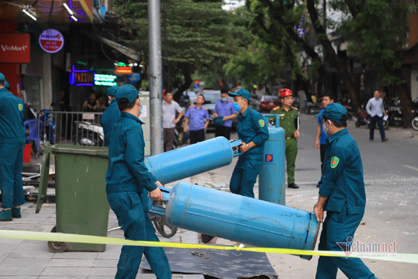 Nổ bình ga ở nhà hàng gà rán phố Cửa Nam, 4 người bị thương