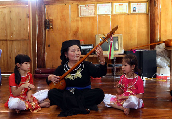 Woman uses traditional singing practice to fight coronavirus
