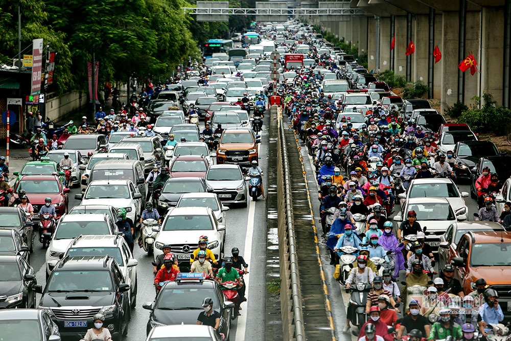 Tắc nghiêm trọng, đường Hà Nội hóa bãi đỗ xe khổng lồ