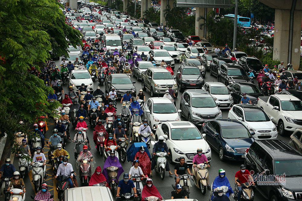Tắc nghiêm trọng, đường Hà Nội hóa bãi đỗ xe khổng lồ