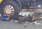 Xe tải cuốn nát xe máy trên quốc lộ, 1 người tử vong