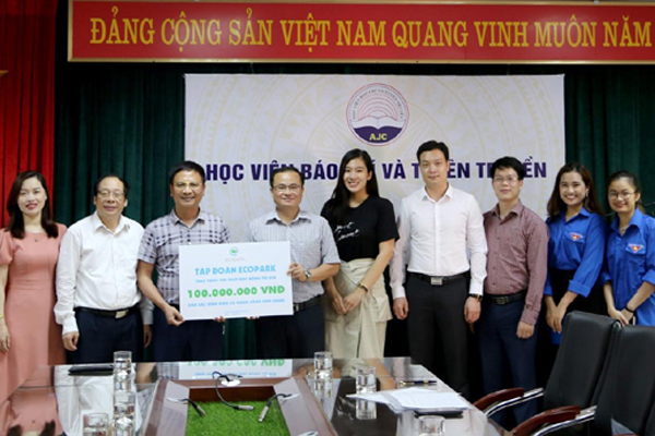 Ecopark tặng 1.000 suất học bổng hỗ trợ sinh viên nghèo mùa dịch