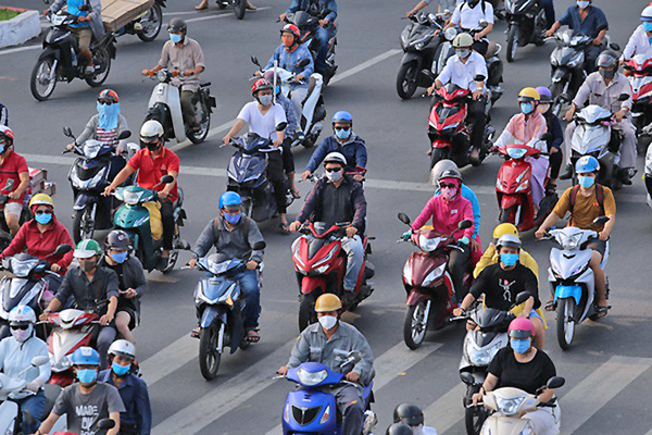 Việt Nam nắng chói chang, có cần bật đèn xe máy ban ngày để giảm tai nạn?