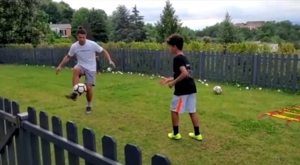 Ronaldo tích cực tập luyện ʋới con trai chờ ngày tái xuất