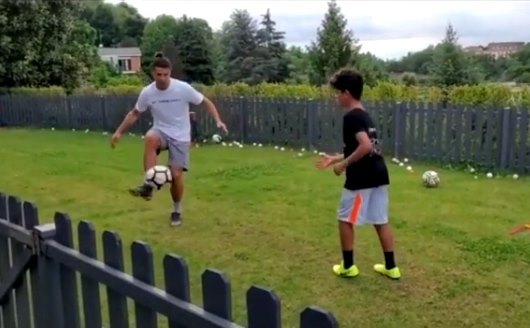 Ronaldo tập luyện cùng con trai chờ ngày tái xuất