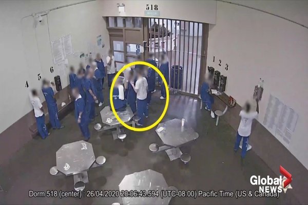 Nhiều tù nhân Mỹ cố tình tự mắc Covid-19 để được thả sớm