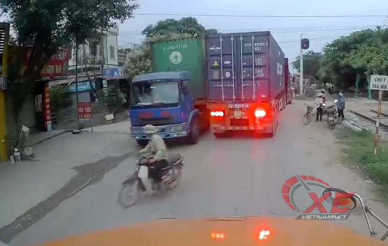 Thót tim cú tạt đầu trước mũi xe container