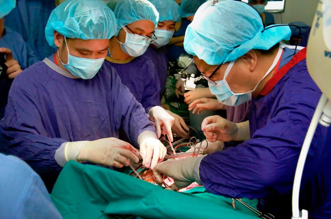 2 người Việt đăng ký hiến phổi cho phi công Anh mắc Covid-19