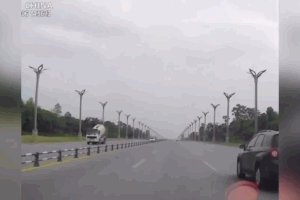 Lái xe mất tập trung, ôtô lao dải phân cách, lộn nhiều vòng