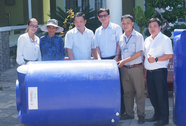 EVNGENCO 3 tặng bồn chứa nước cho người dân vùng hạn mặn