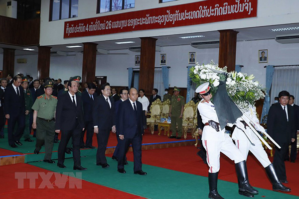 Thủ tướng viếng nguyên Thủ tướng Lào Sisavat Keobounphanh