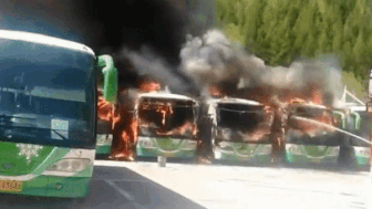 6 xe buýt bị bốc cháy dữ dội vì điếu thuốc lá cháy dở