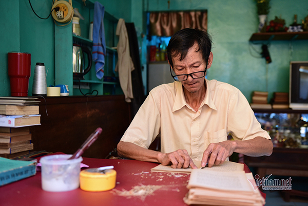 The last old-book restorer in Saigon