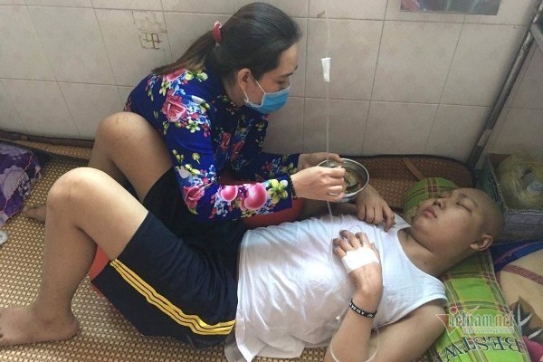 Cha mắc bệnh tim, con bị ung thư được bạn đọc tiếp sức gần 32 triệu đồng