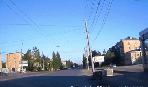 Ô tô mất lái đâm vỉa hè, vỡ nát