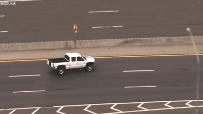 Ôtô lộn nhiều vòng vẫn bỏ chạy khi bị cảnh sát truy đuổi