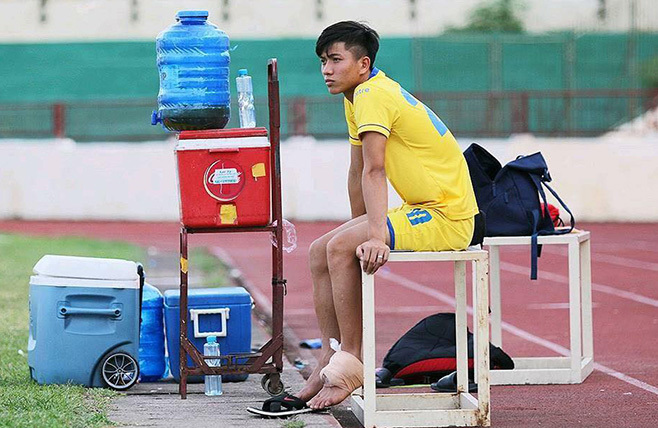 Phan Văn Đức lại chấn thương, HLV Park Hang Seo lo sốt vó
