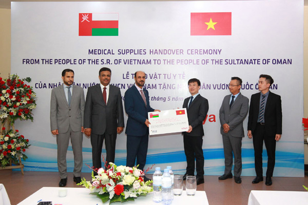 Việt Nam gửi tặng vật tư y tế đến người dân Oman