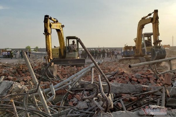 Đơn vị thi công nói về vụ sập tường chết 10 người, nhắc đến cơn lốc mạnh