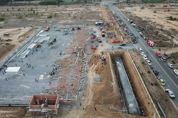 Giám đốc đơn vị thi công vụ sập tường 10 người chết bị khởi tố