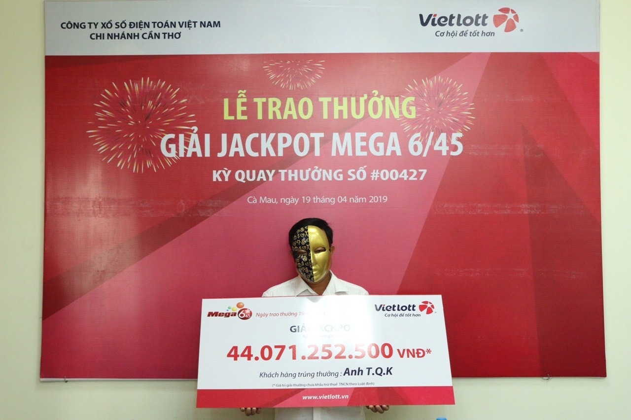 Trúng 300 tỷ Vietlott, đổi đời tỷ phú sau một đêm