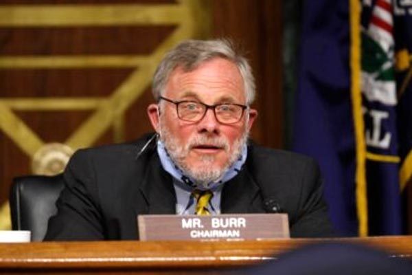 Dính nghi án  lợi dụng tin mật Covid-19, lãnh đạo Ủy ban Tình báo Thượng viện Mỹ từ chức