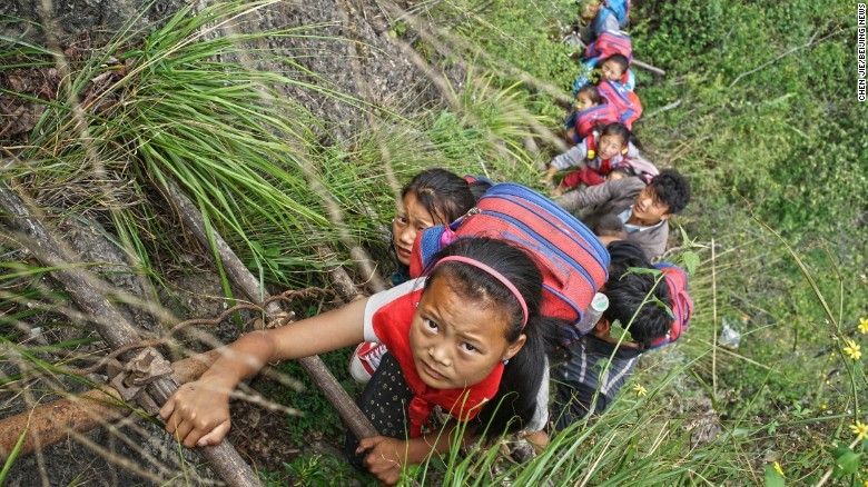 Cảnh sống khó tin ở ngôi làng cheo leo trên vách núi