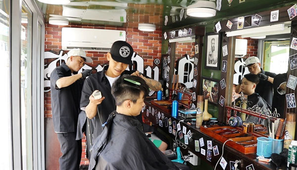 Barber truck offers free haircuts to people in need