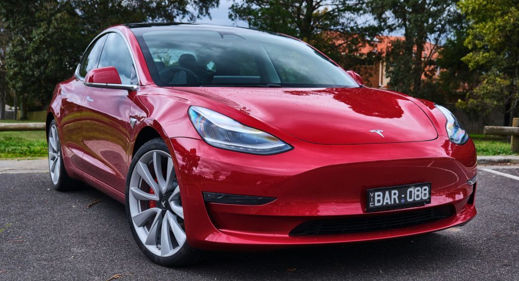 Ăn trộm Tesla Model 3, tên trộm bị nhốt cứng trong xe bởi thẻ khóa phụ