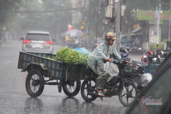 Mưa lớn sau chuỗi ngày nắng nóng, Sài Gòn vào mùa mưa