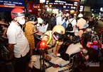 CSGT 'mỏi tay' ghi phiếu phạt, người vi phạm đứng tràn ngã tư Sài Gòn