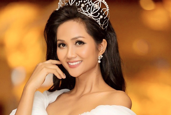 H'Hen Niê xúc động vì món quà người yêu tặng ngày sinh nhật