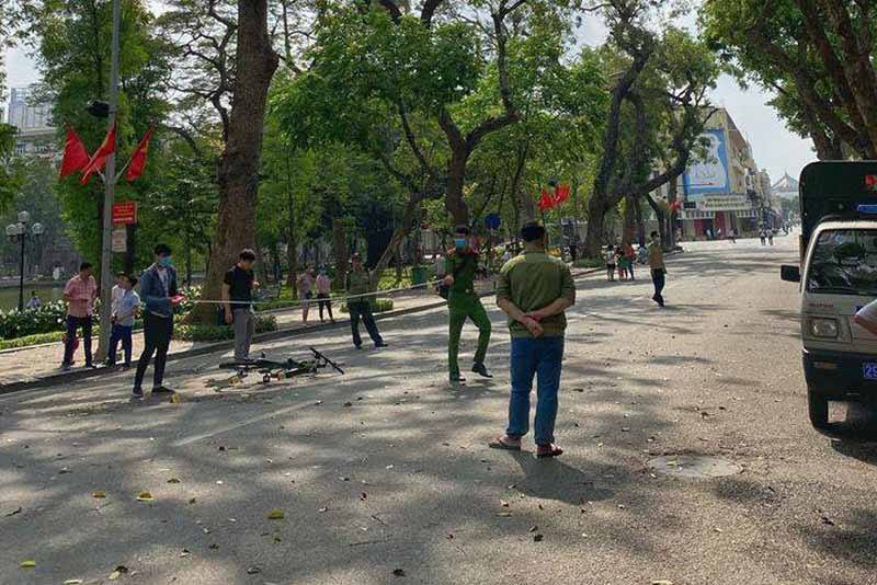 Thiếu niên đi xe đạp tông cụ bà nguy kịch ở phố đi bộ Hồ Gươm