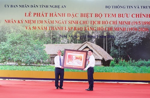 Thủ tướng kí phát hành bộ tem Kỉ niệm 130 năm ngày sinh Chủ tịch Hồ Chí Minh