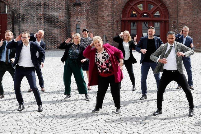 Thủ tướng và các bộ trưởng Na Uy nhảy múa tưng bừng mừng ngày Quốc khánh