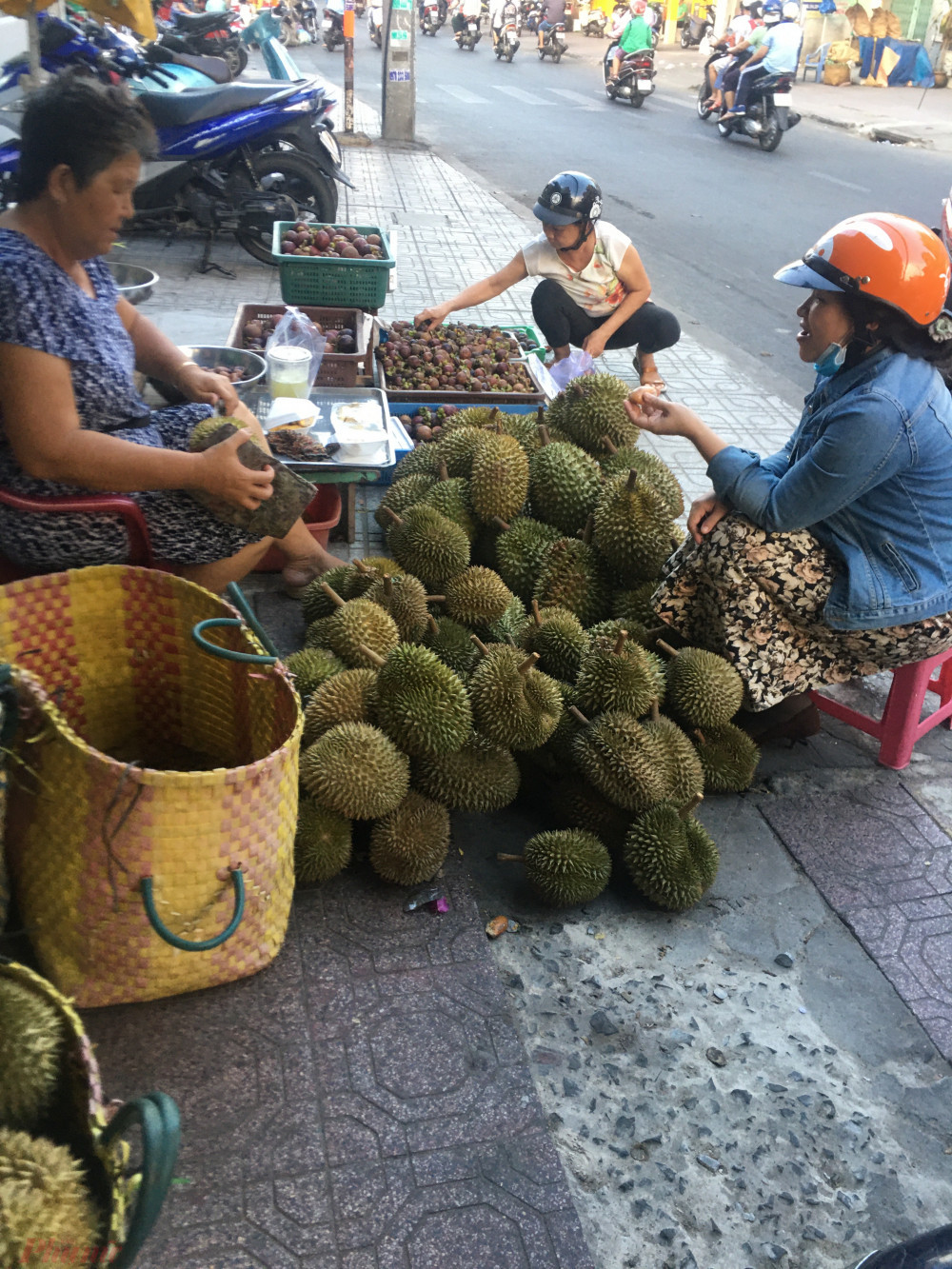 'Vua của các loại trái cây' đại hạ giá ở vỉa hè Sài Gòn, vì sao?