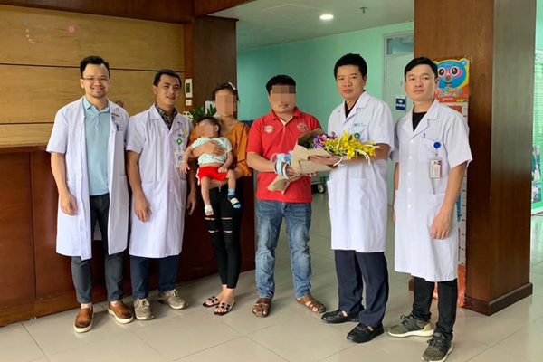 Bác sĩ Việt cứu bé gái người Lào thoi thóp thở