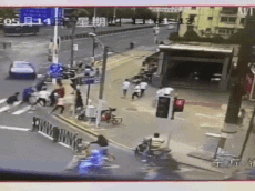 Xe điên lao dải phân cách, tông đám đông, đâm cột đèn