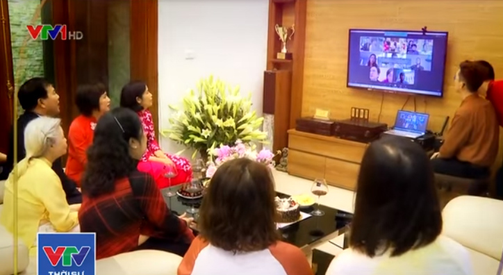 Cặp đôi Việt cưới ở Mỹ, hai họ chứng kiến qua tivi