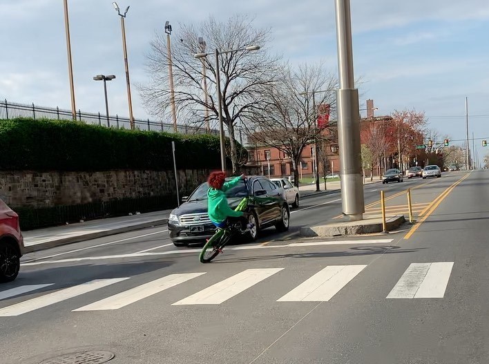 Thiếu niên đạp xe