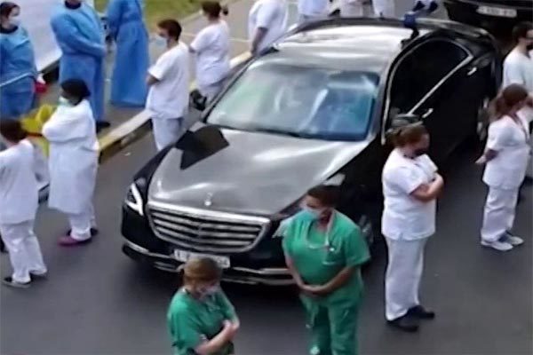Lí do bác sĩ đồng loạt quay lưng khi Thủ tướng Bỉ tới thăm bệnh viện