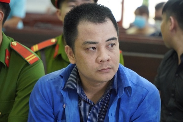 Giám đốc gọi giang hồ vây xe công an do bị ‘nhổ nước bọt’