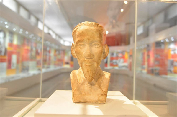 An untold story behind the bust of Uncle Ho