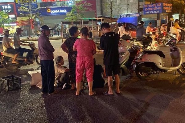 Va chạm với xe tải, bé trai 1 tuổi ngã vào gầm tử vong ở Hà Nội